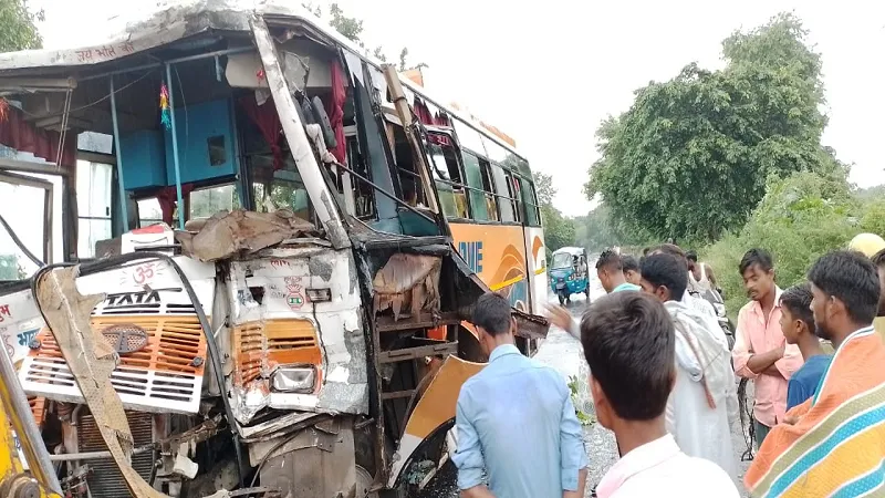 संभल: अंतिम संस्कार में जा रहे लोगों की बस ट्रक में घुसी, 20 घायल