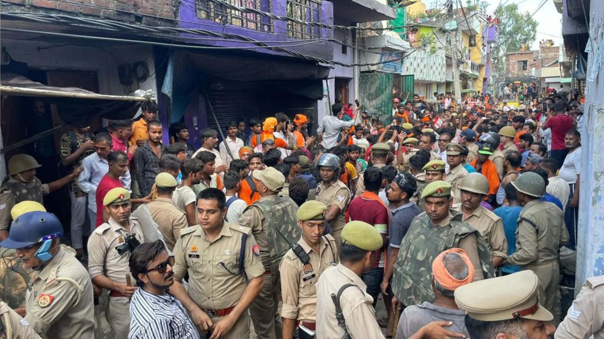 बरेली: जोगी नवादा में कांवड़ियों पर पथराव, 12 घायल, इलाका छावनी में तब्दील 