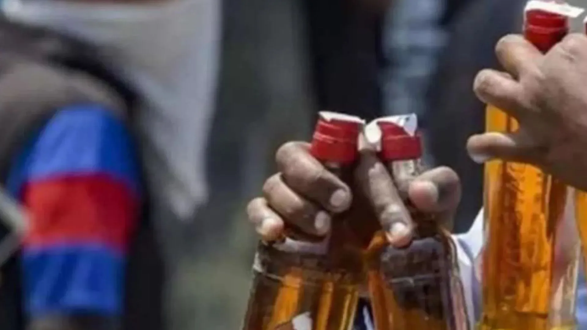 बरेली: वेश बदल शराब तस्करों को पकड़ने पहुंची आबकारी टीम, ग्रामीणों ने बनाया बंधक