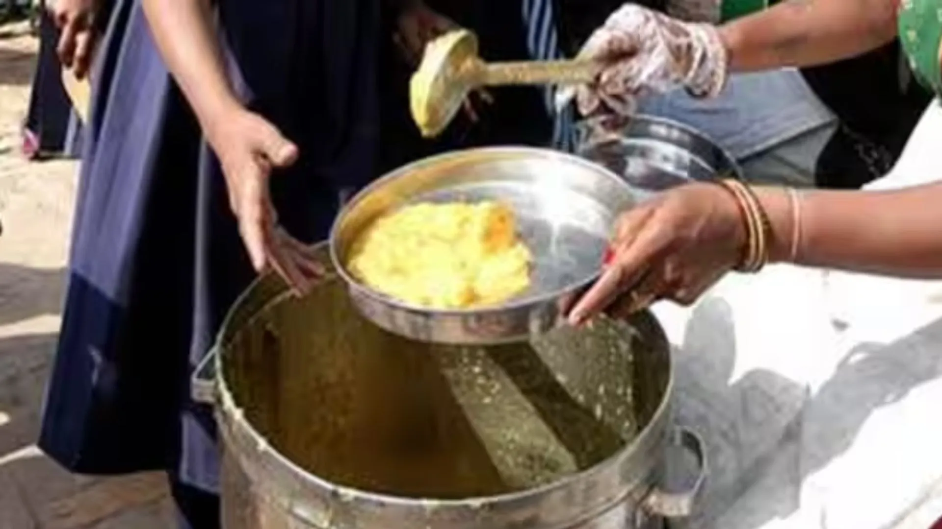 पांच राज्यों में एक तिहाई छात्र मध्याह्न भोजन के दायरे से बाहर, केंद्र ने व्यवस्था तैयार करने को कहा