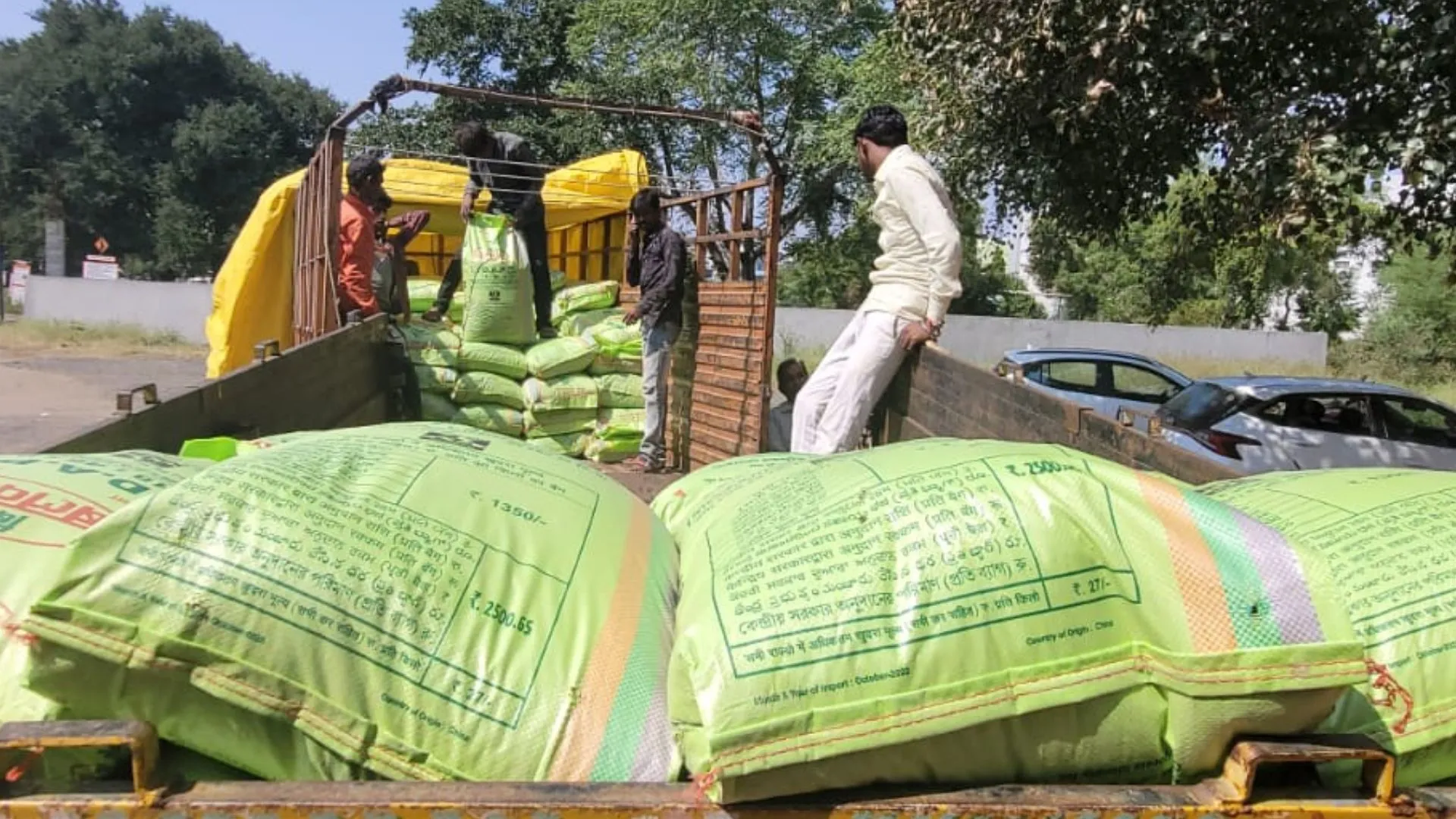 शाहजहांपुर: कीटनाशक और खाद के मुनाफाखोरों पर कसेगा शिकंजा, कृषि विभाग ने शुरू की छापामार कार्रवाई