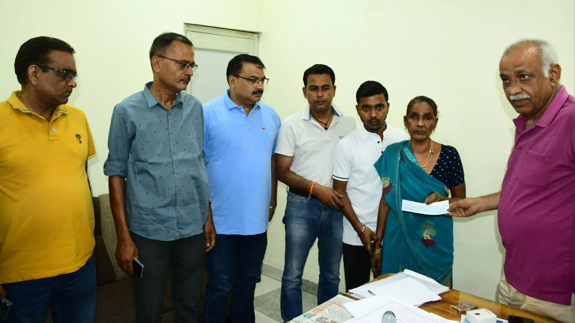 बरेली: अमृत विचार के दिवंगत इलेक्ट्रिकल इंजीनियर प्रमोद के परिवार को आर्थिक सहायता