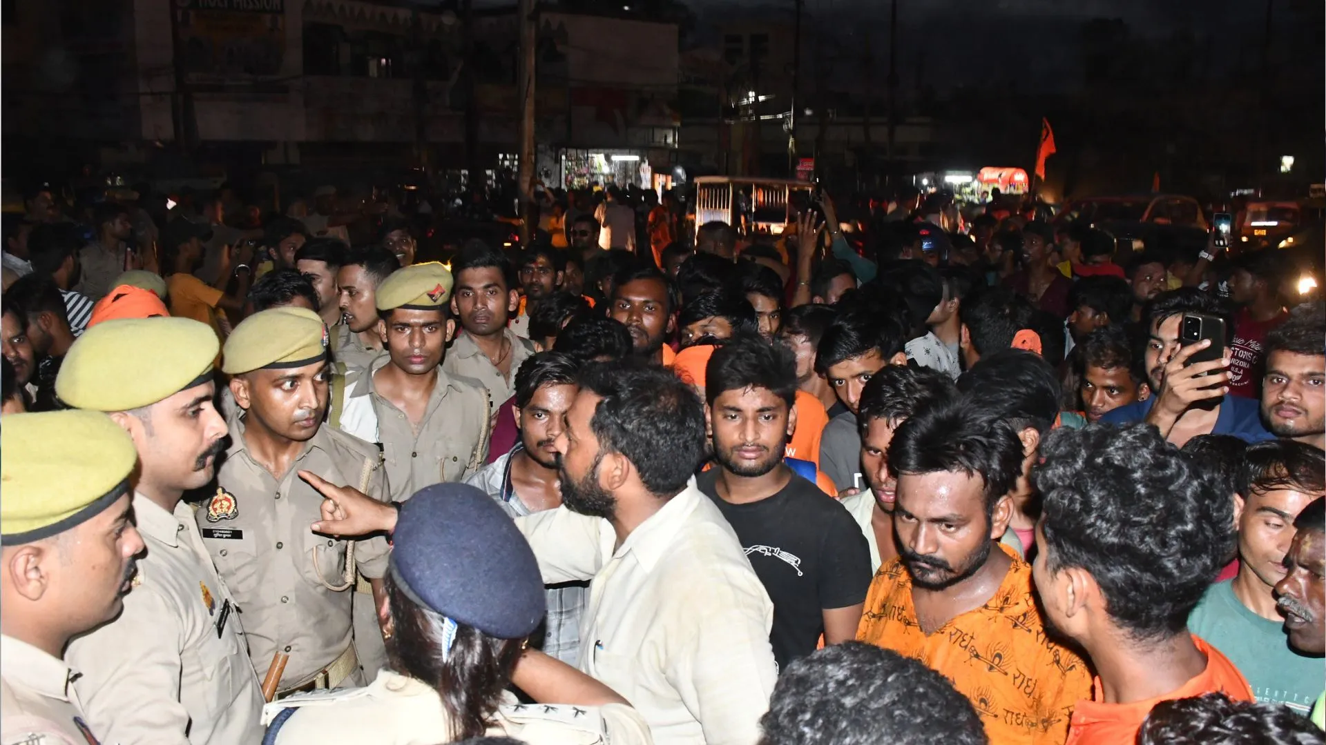बरेली: कांवड़ियों ने सुरेश शर्मा नगर चौराहा जाम किया, डेढ़ घंटे सैकड़ों वाहन फंसे