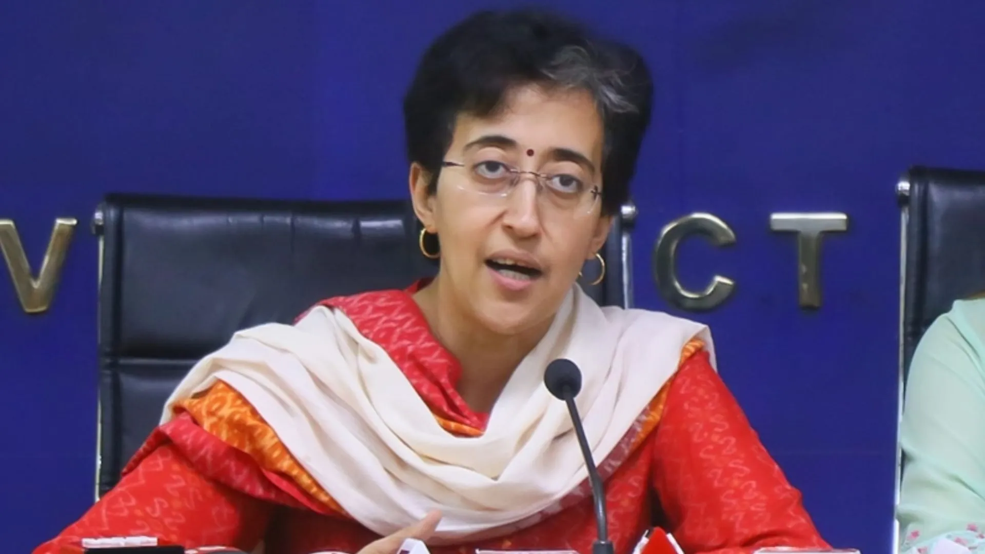 दिल्ली सरकार और नौकशाहों के बीच फिर टकराव, आतिशी ने की मुख्य सचिव की खिंचाई...जानिए क्यों?