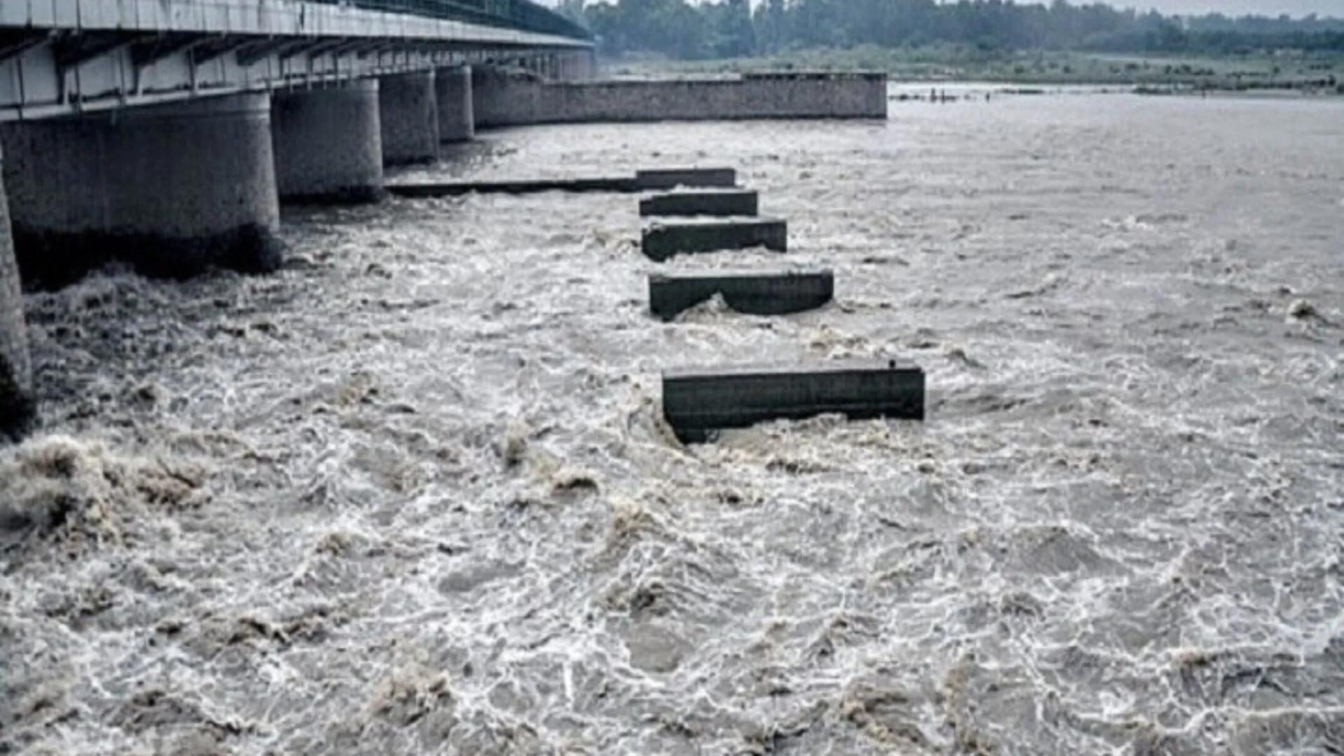 वर्षा के बीच यमुना का जलस्तर एक बार फिर खतरे के निशान के पार हुआ