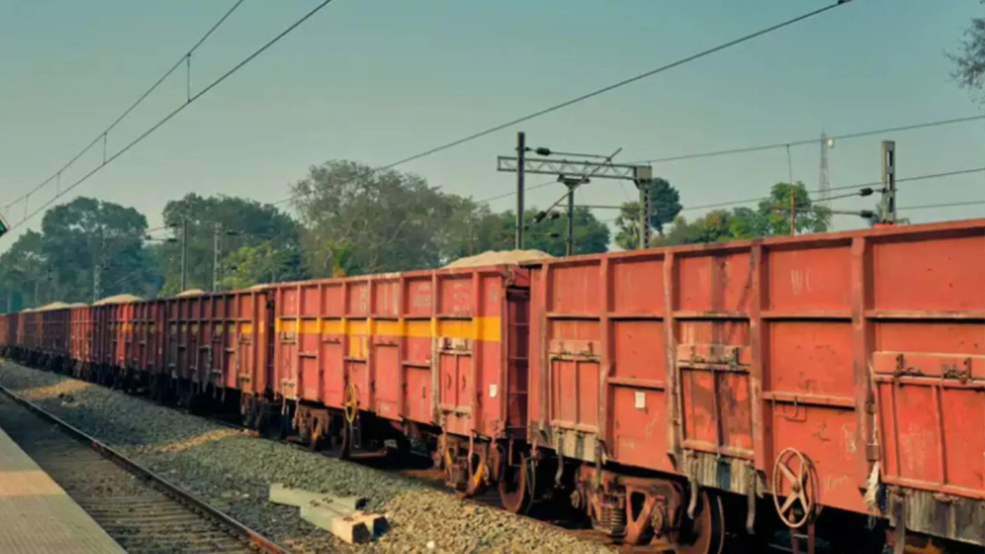 शाहजहांपुर: इंजन फेल, पौन घंटे संचालन रहा ठप, कई ट्रेनों को विभिन्न स्टेशनों पर रोका गया