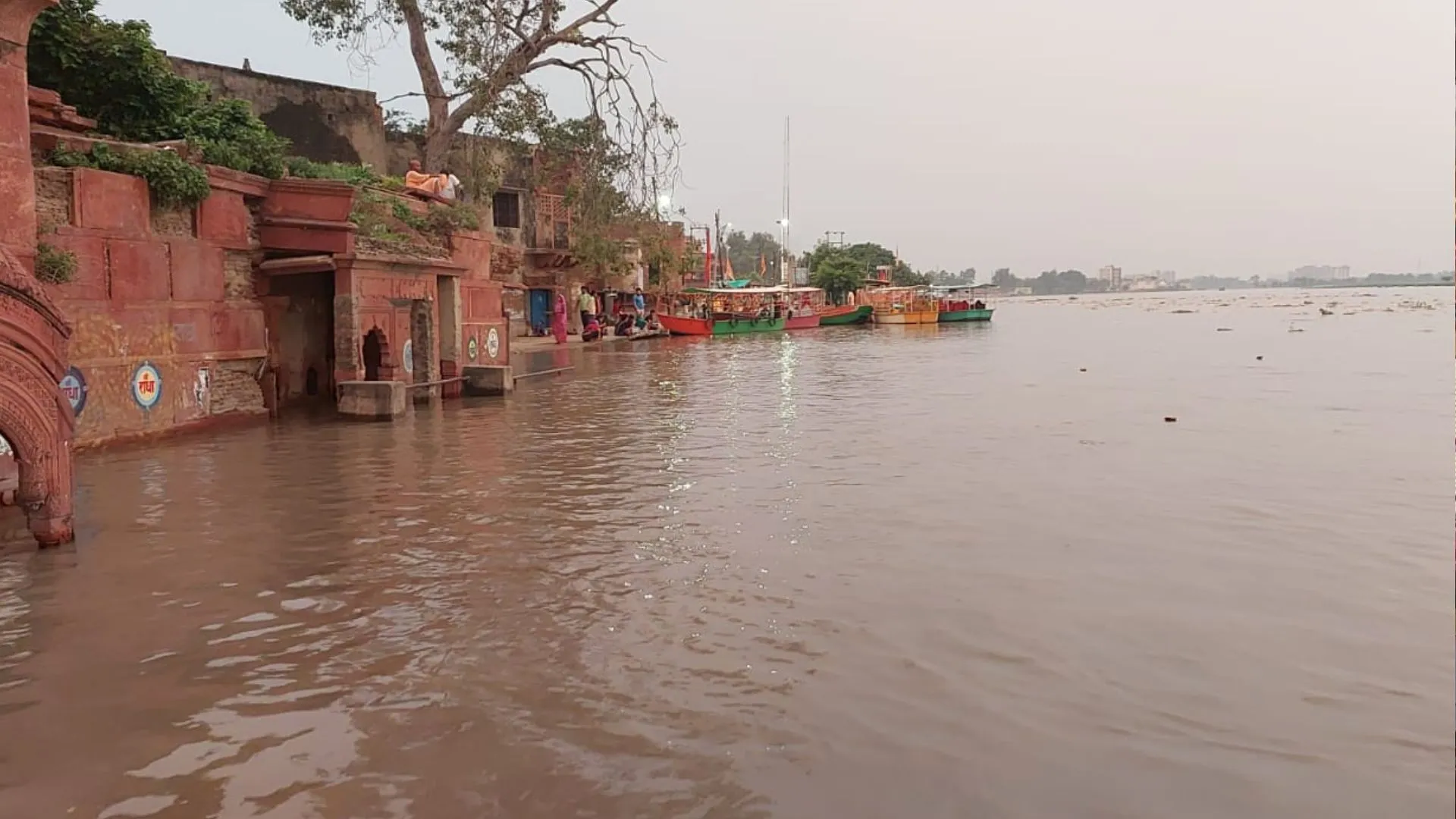 मथुरा में यमुना लाल निशान से ऊपर, परिक्रमा मार्ग में जलभराव 