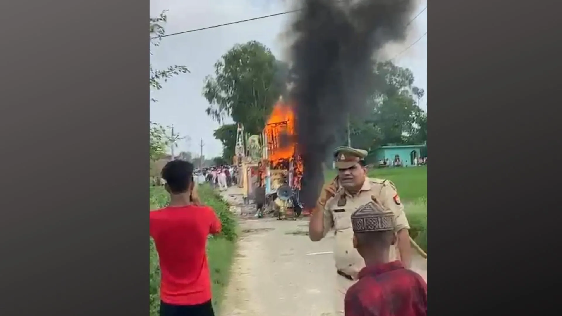 अमरोहा: हाईटेंशन लाइन से टकराया ताजिया, दो लोगों की मौत, 54 झुलसे