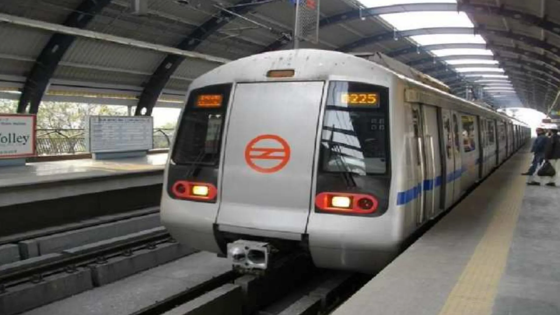 दिल्ली मेट्रो के नजफगढ़ स्टेशन पर एक व्यक्ति ट्रेन के आगे कूदा, मौके पर ही मौत 