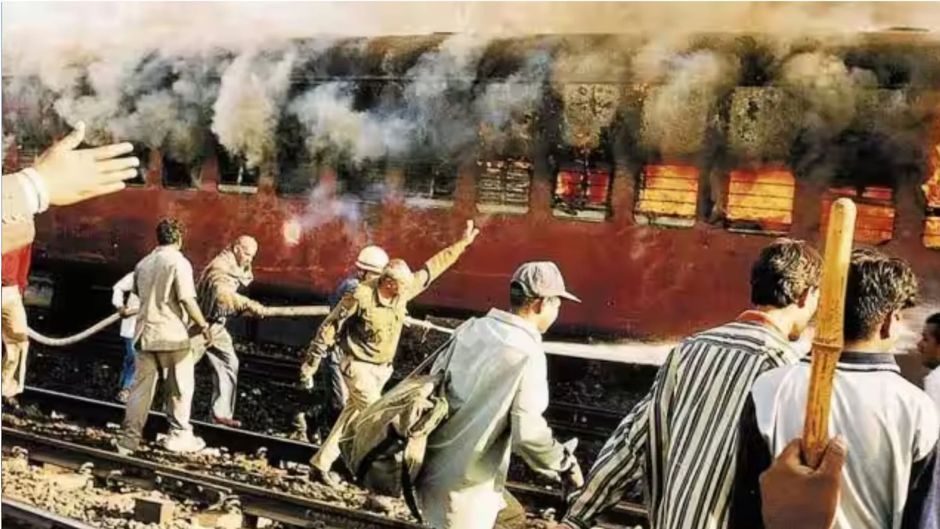 गोधरा ट्रेन अग्निकांड मामला :  कुछ दोषियों की जमानत याचिकाओं पर मंगलवार को सुनवाई करेगा सुप्रीम कोर्ट