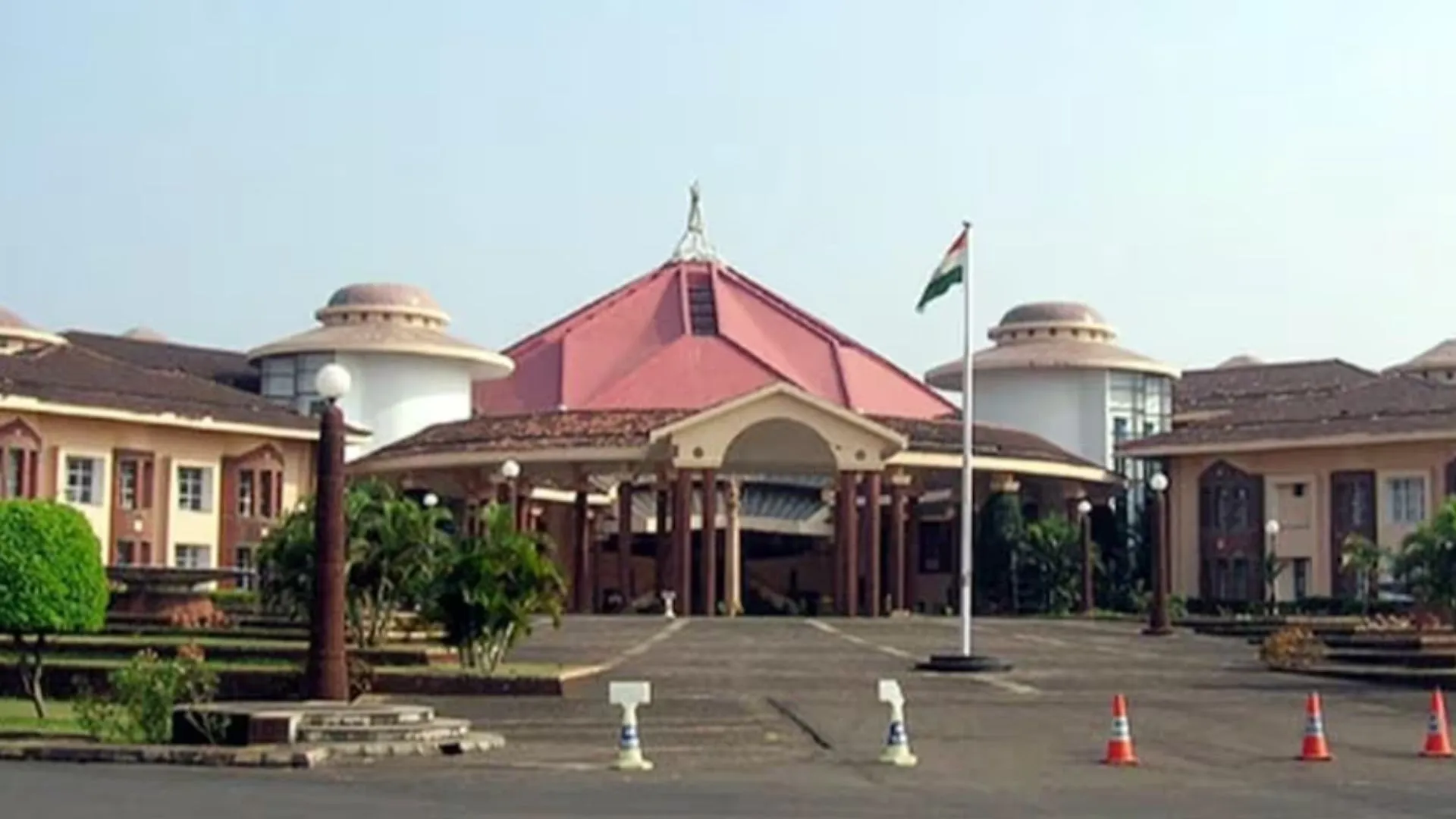 गोवा विधानसभा: मणिपुर हिंसा पर प्रदर्शन के बाद सात विपक्षी विधायक सदन से निलंबित 