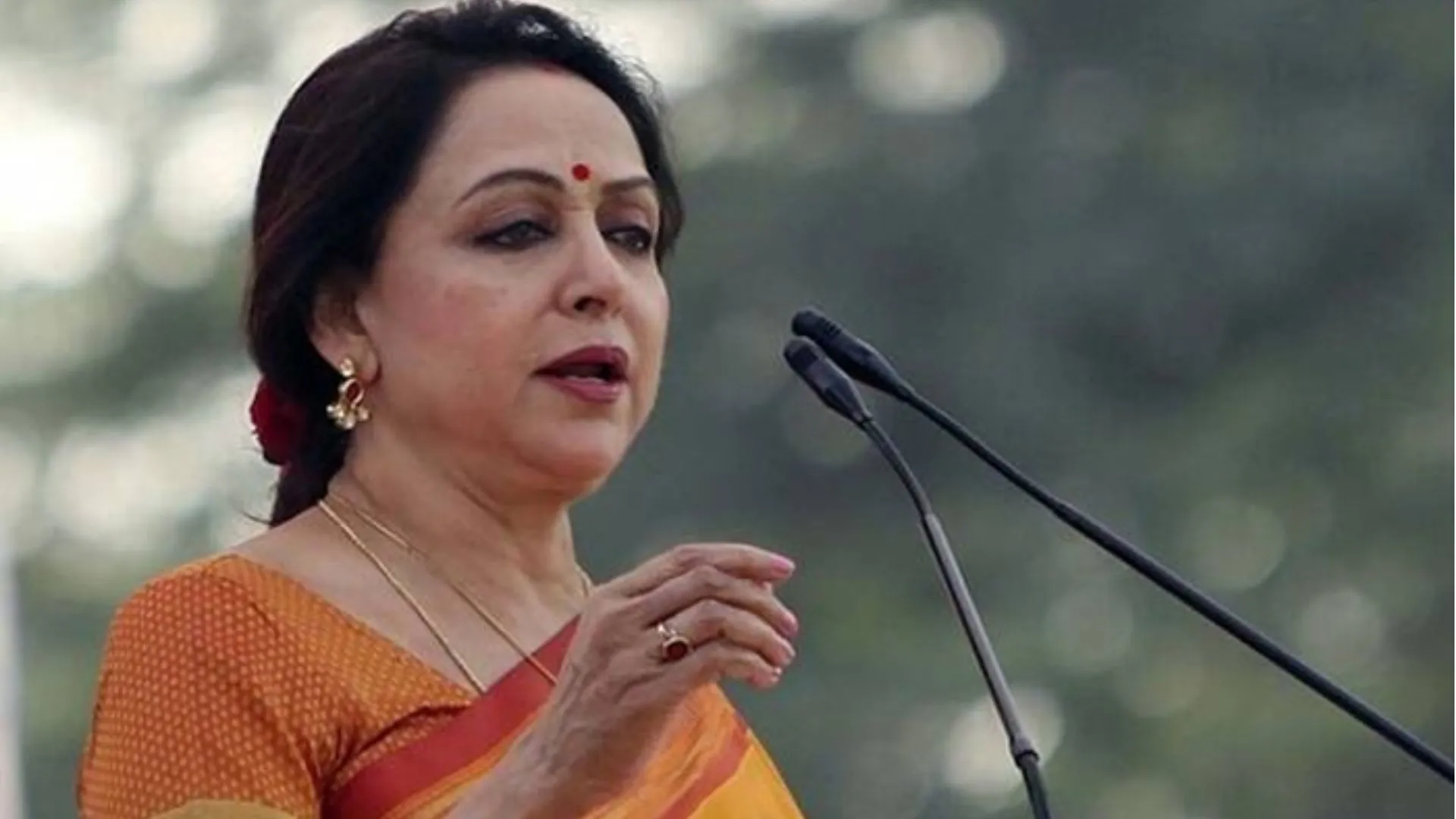 मथुरा: यमुना के खादर में जमीन बेचने और निर्माण रोकने की हेमामालिनी ने की योगी से मांग 