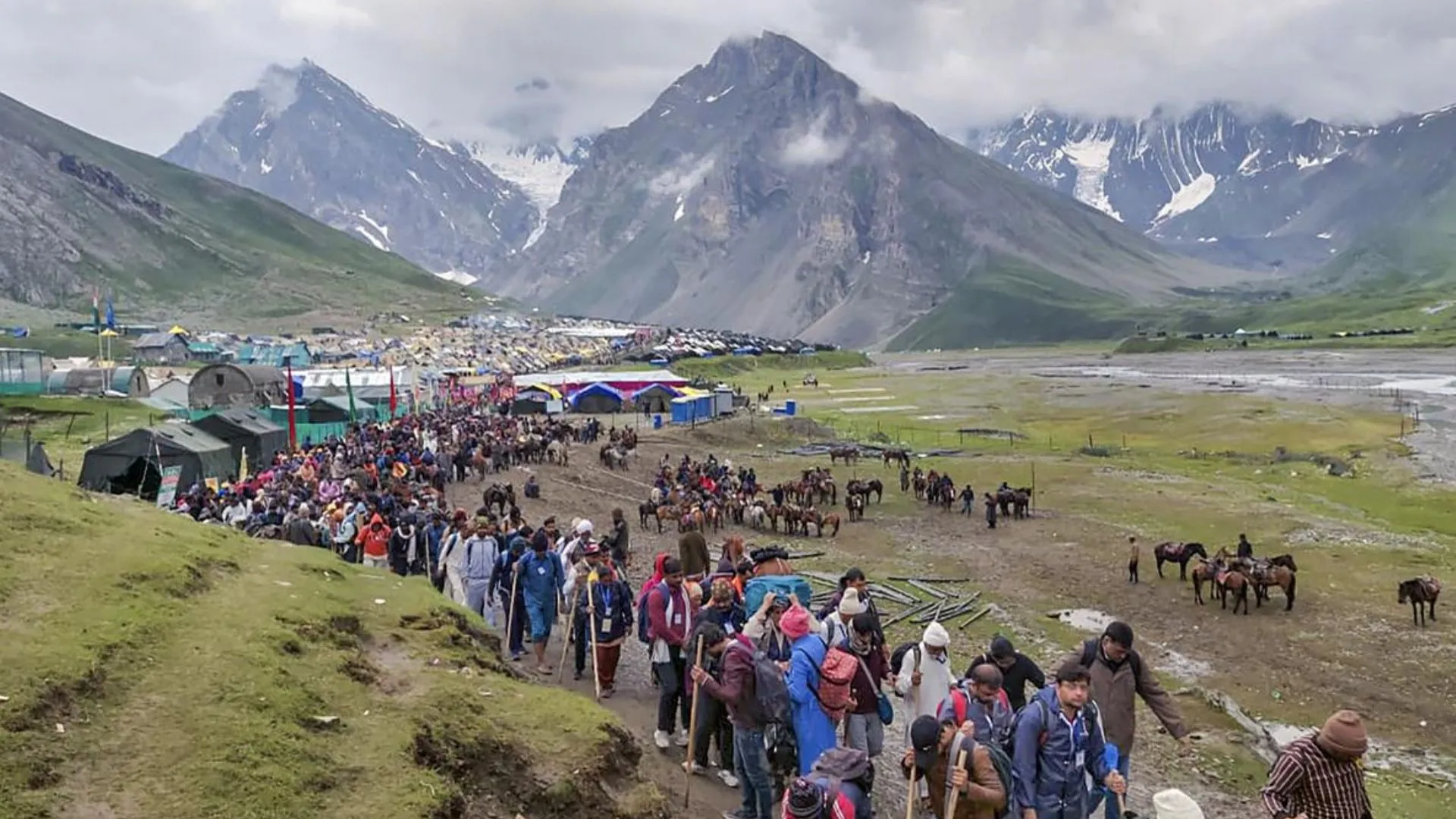 अमरनाथ यात्रा: भारी बारिश के बीच भगवती नगर शिविर से रवाना हुआ 4920 तीर्थयात्रियों का नया जत्था 