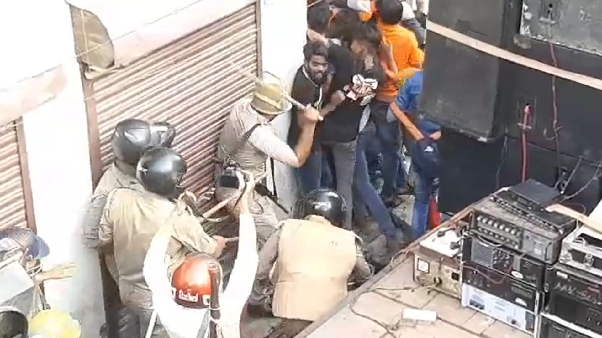 बरेली में रूट को लेकर बढ़ा बवाल, कांवड़ियों को लाठी फटकार कर खदेड़ा, आंसू गैस के भी दागे गोले