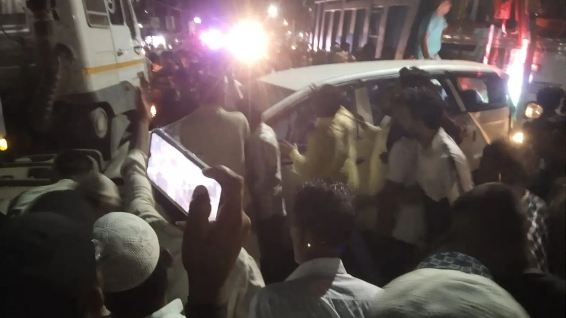 रामपुर: दो डंपरों के बीच में फंसी कार, लगा लंबा जाम