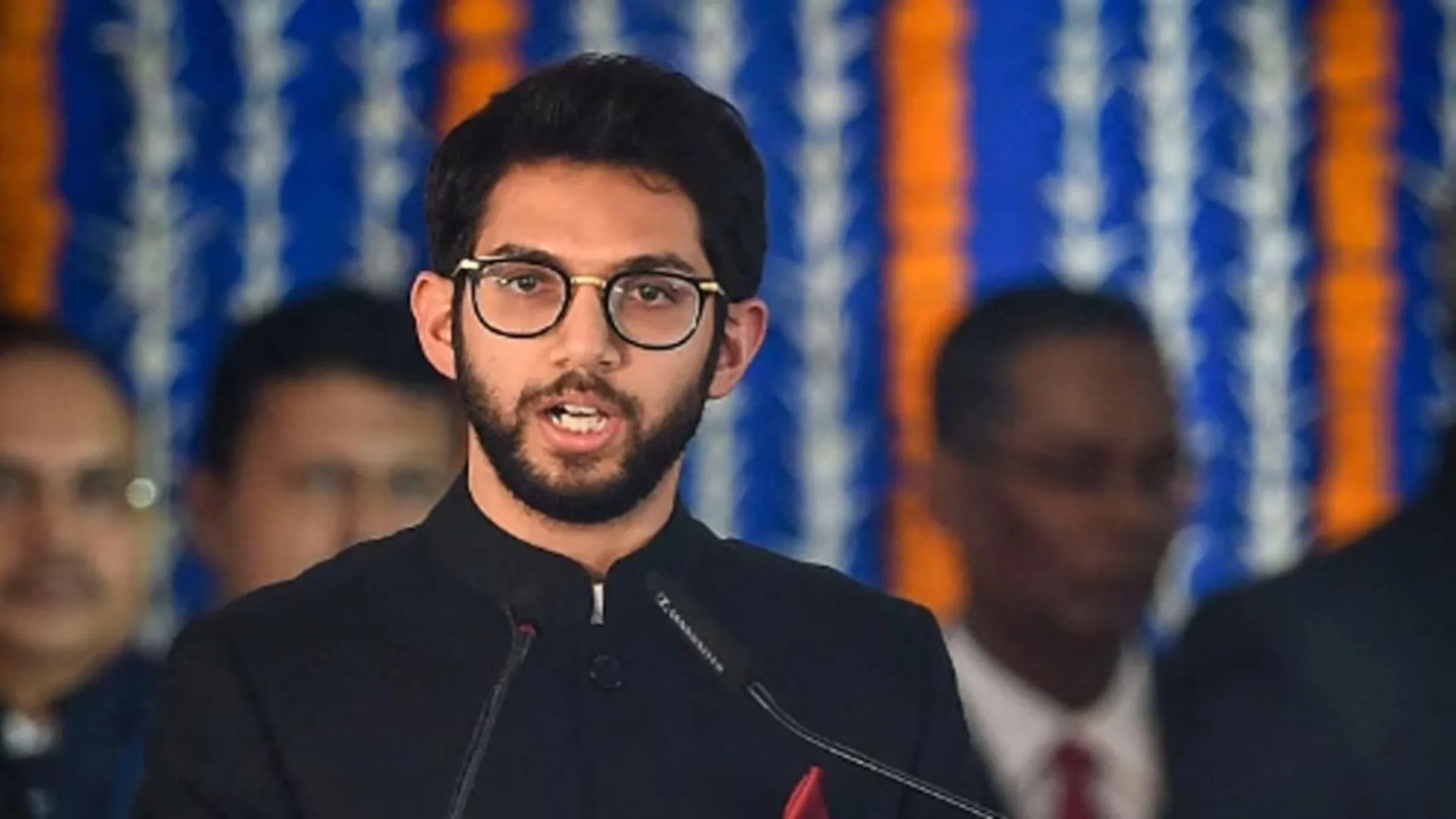 विफल डबल इंजन के पास अब तीसरा पहिया: राकांपा नेताओं के शिंदे सरकार में शामिल होने पर आदित्य का तंज 