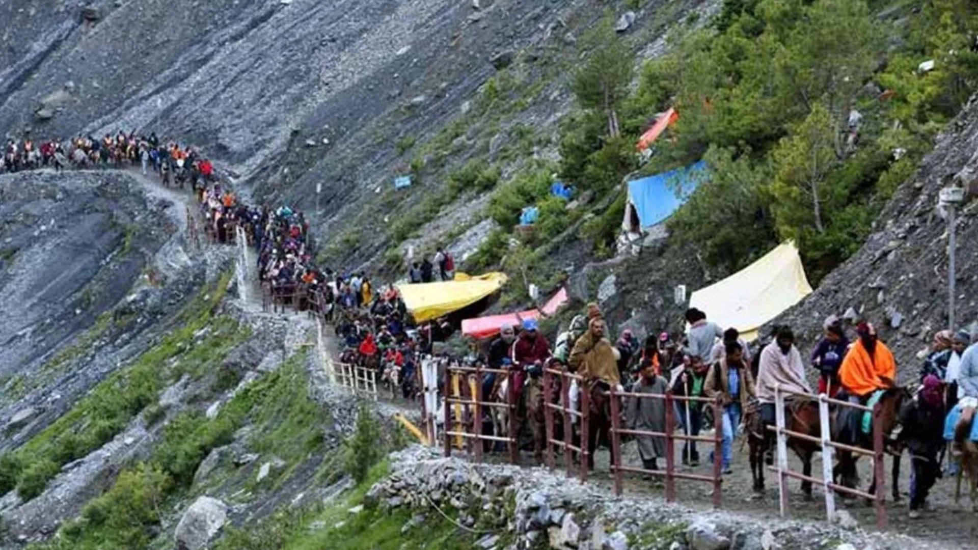 जम्मू के आधार शिविर से 4758 अमरनाथ तीर्थयात्रियों का चौथा जत्था रवाना 