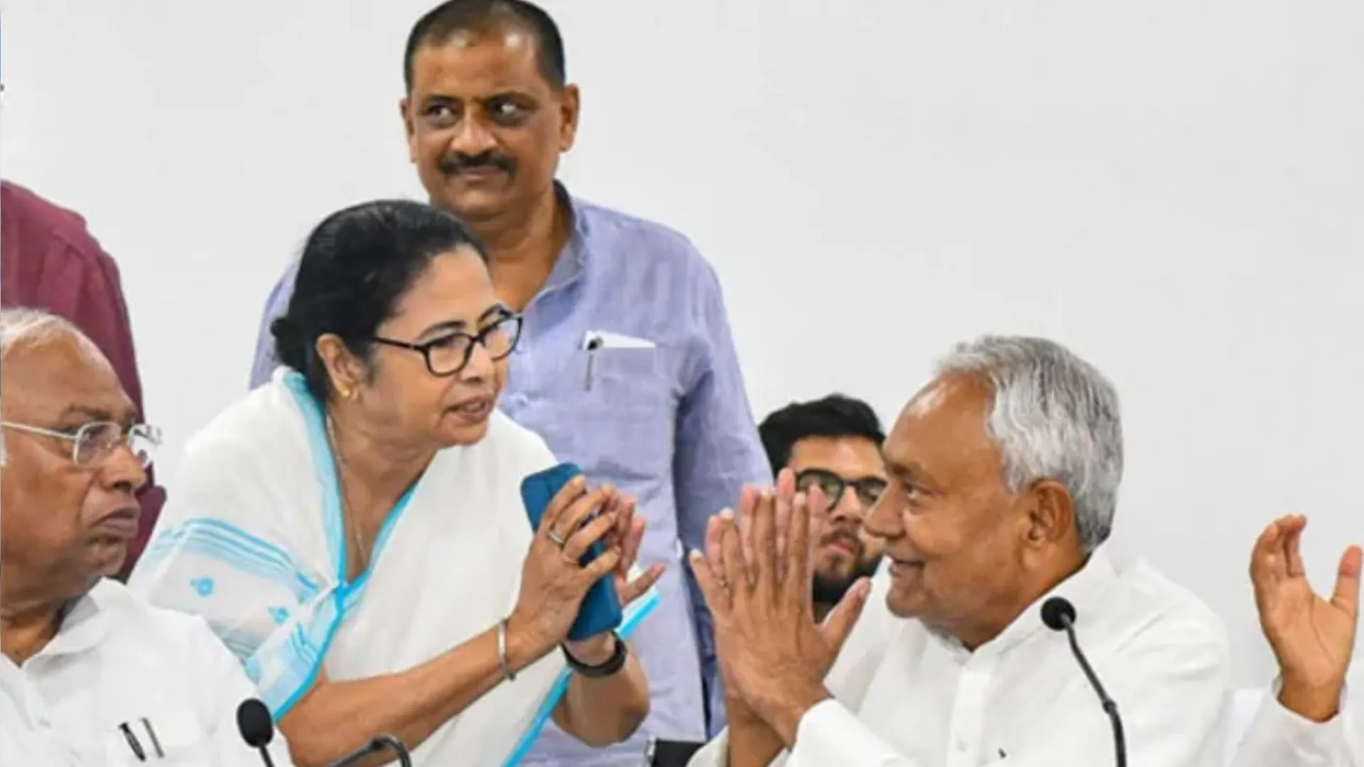 विपक्षी दलों की बैठक में शामिल होने के लिए बेंगलुरु रवाना हुईं ममता बनर्जी 