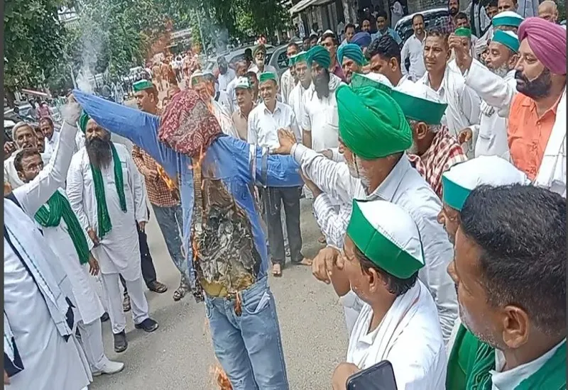 रामपुर : कलेक्ट्रेट पर गुस्साए किसानों ने फूंका स्कूल प्रधानाचार्या का पुतला