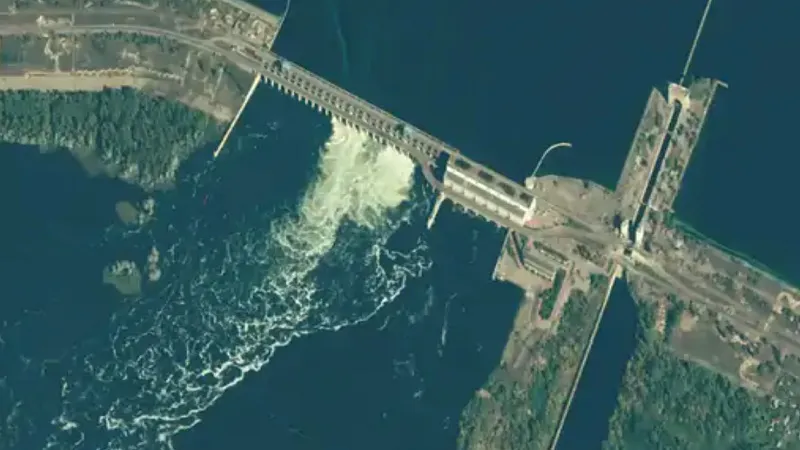 काखोवका बांध हादसा: मृतकों की संख्या हुई 55, रूस और यूक्रेन एक-दूसरे पर लगा रहे आरोप 