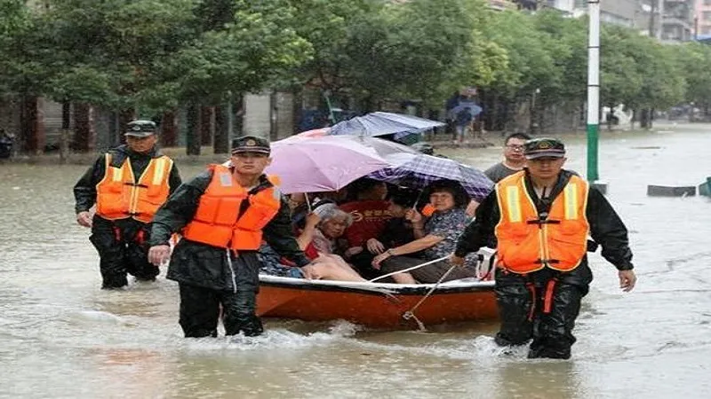 चीन में भारी बारिश के कारण छोटी नदियों में अचानक आई बाढ़, दो लोगों की मौत
