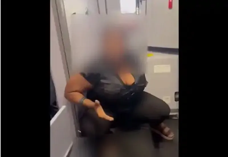 VIDEO : महिला ने विमान के फर्श पर कर दिया पेशाब, बोली- केबिन क्रू ने वॉशरूम का इस्तेमाल नहीं करने दिया