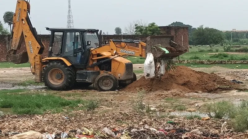 संभल: कूड़े के ढेर में मृत मिले पशु, लोगों में रोष...जेसीबी से गड्ढा खोदकर दबाए पशुओं के शव