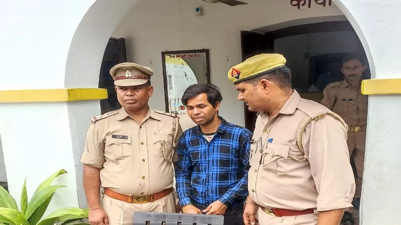 संभल: मंदिर चोरी का आरोपी गिरफ्तार, सामान बरामद 