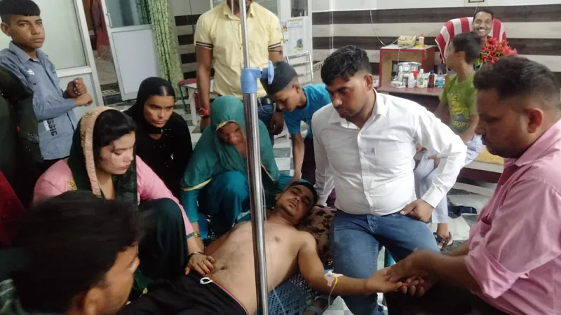 संभल: रेलवे क्रासिंग पर करंट से झुलसे चार अलमदार, सिरसी-बिलारी मार्ग पर हजरतनगर गढ़ी में हादसा