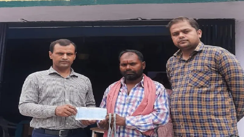 मुरादाबाद: विद्यालय के बच्चे की कैंसर पीड़ित मां के इलाज को प्रधानाध्यापक ने की मदद, सौंपा 25,000 रुपये का चेक