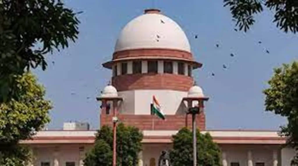 सुप्रीम कोर्ट ने विधि छात्र से कहा- याचिकाएं दायर करने की बजाय पढाई पर ध्यान दें