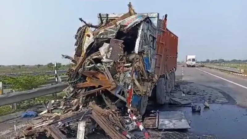 Jalaun Accident: बुंदेलखंड एक्सप्रेस वे पर हुआ हादसा, खड़े ट्रक में पीछे से आ रहे ट्रक ने मारी टक्कर, दो की मौत