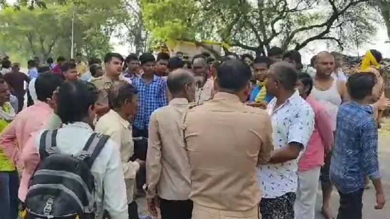 Jalaun Accident: बाइक सवार शिक्षक को बस ने कुचला, गुस्साए परिजनों और ग्रामीणों ने लगाया जाम