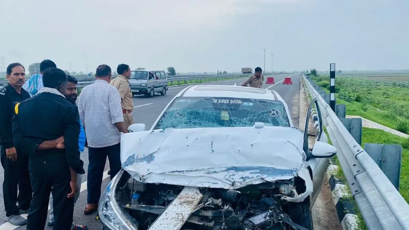 Jalaun Accident : बुंदेलखंड एक्सप्रेस वे पर ट्रक के ब्रेक लगाने पर पीछे से घुसी कार, महिला की मौत