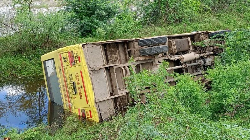 Jalaun : तेज रफ्तार स्कूली बस पलटी, बच्चों में मची चीख-पुकार, चालक मौका देखकर हुआ फरार, जानें- पूरा मामला