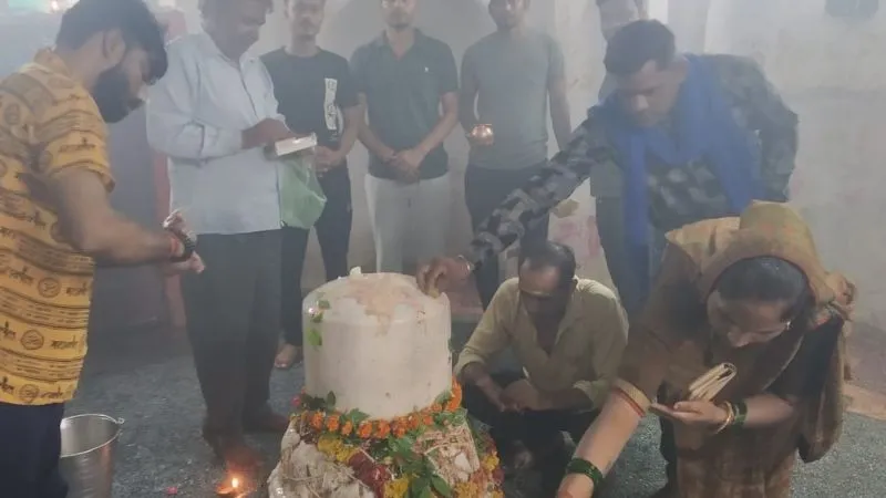 Sawan 2023 : Jalaun के शिव मंदिरों में भक्तों का लगा तांता, जयकारों से गूंज उठे मंदिर
