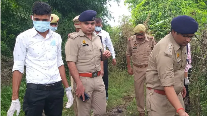 Jalaun News : महिला का खून से लथपथ मिला शव, इलाके में फैली सनसनी, शरीर पर मिले चोट के निशान, हत्या की आशंका