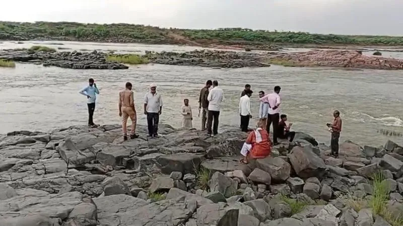 Jalaun News: सलाघाट पर पिकनिक मनाने आई सगी बहनें, तेज बहाव में एक डूबी, गोताखोर कर रहे तलाश