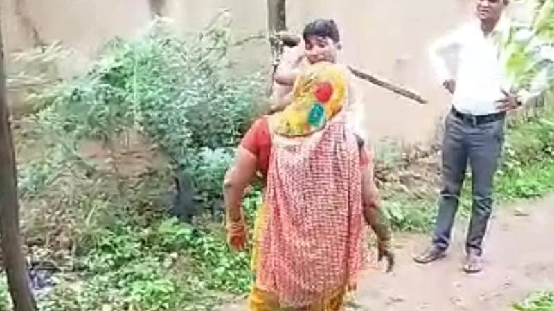 Jalaun News : सफाई कर्मी महिला के सिर पर फावड़ा की बट से किया हमला, घटना का वीडियो सोशल मीडिया में वायरल