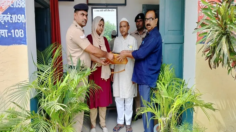बहराइच: दिल्ली की महिला जायरीन का ट्रेन में छूटा बैग और मोबाइल, आरपीएफ ने लौटाया