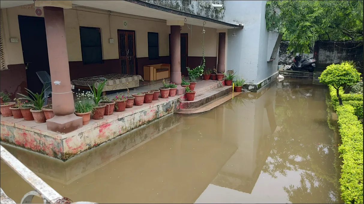 हल्द्वानी: नहर कवर होने से सड़क की ऊंचाई हुई घरों से 3 फुट ऊंची