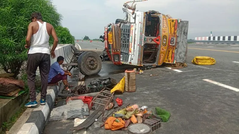 Kannauj News: पुलिया से टकराकर पलटा ट्रक, चालक-क्लीनर घायल, बंगाल से हरियाणा जाते समय हुआ हादसा