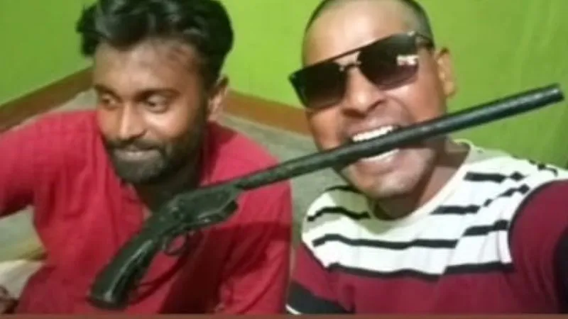 Kannauj News : अवैध असलहों का प्रदर्शन… मुंह में कारतूस सिगरेट दबाए रहा युवक, Video वायरल कर पुलिस को दी चुनौती