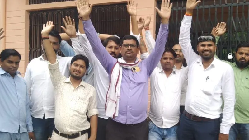 Kannauj News: कर्मचारियों की कार्यशैली से नाराज सभासदों का प्रदर्शन, नगर पंचायत में ताले डालकर किया विरोध