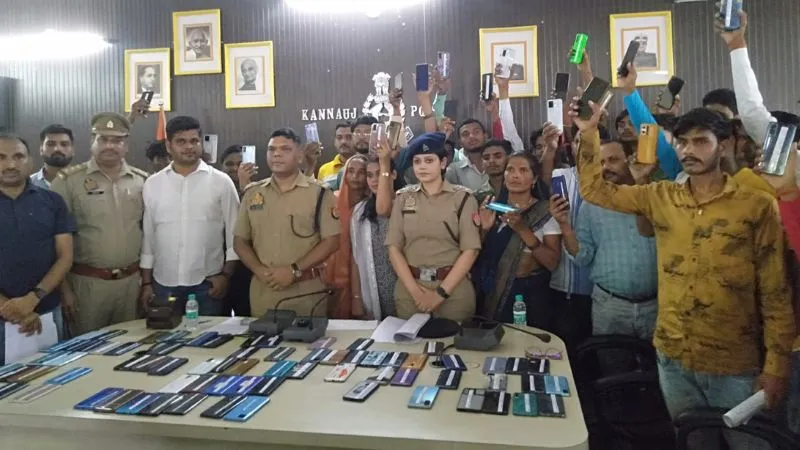 Kannauj: 21 लाख रुपये के खोये मोबाइल पाकर खिले पीड़ितों के चेहरे, छोड़ दी थी उम्मीद, अधिक लोगों ने खरीद लिए थे दूसरे