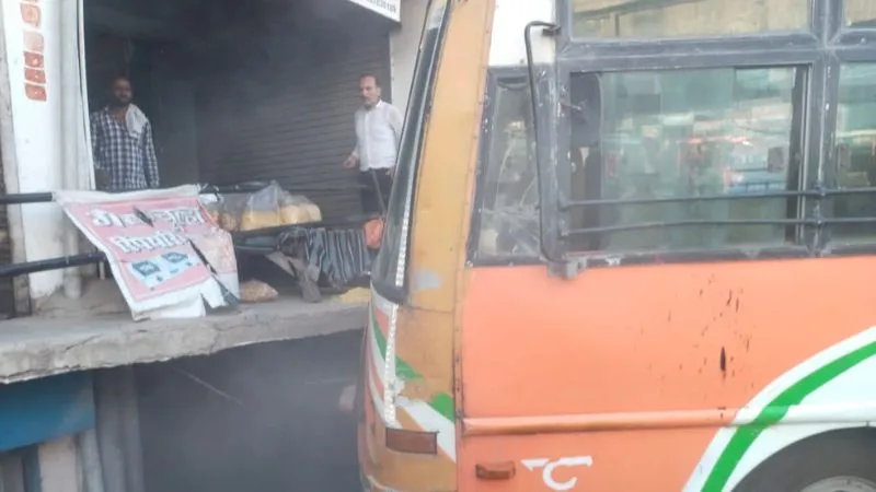 Kanpur Bus Accident: अनियंत्रित रोडवेज बस सब्जी की दुकान में घुसी, बाल-बाल बचे दुकानदार, पुलिस ने चालक को पकड़ा