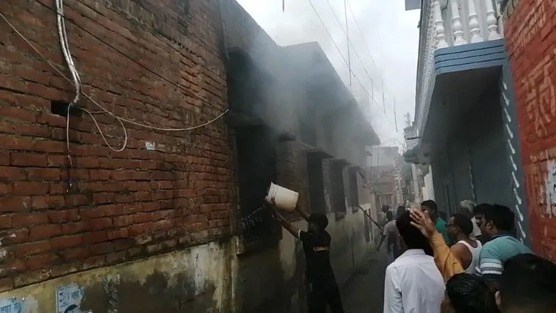 Kanpur Dehat Fire : राजपुर के बैंक ऑफ बड़ौदा में लगी आग, 15 लाख का नुकसान, शार्ट सर्किट की जताई गई संभावना