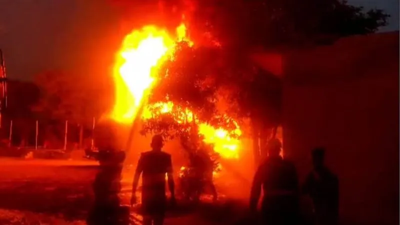 Kanpur Dehat Fire : केमिकल खाली कर रहे टैंकर में लगी आग, बुझाने में छह दमकल कर्मी झुलसे