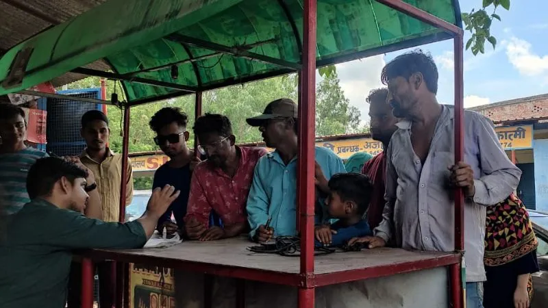 Kanpur Dehat News : इलाज के लिए सट्टी गांव पहुंची डॉक्टरों की टीम, आंखों की बीमारी से जूझ रहे लोग