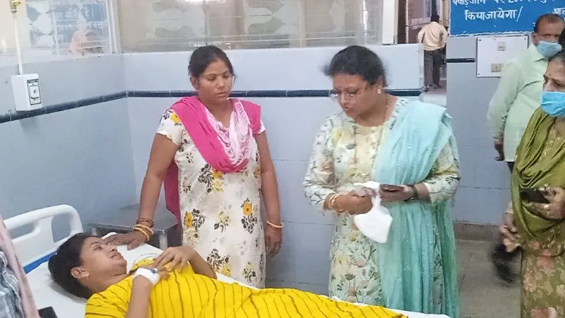 Kanpur Dehat: खड़े ट्रक में पीछे से भिड़ी वॉल्वो बस, चालक समेत आठ सवारियां घायल, अधिकारियों ने घायलों का जाना हाल